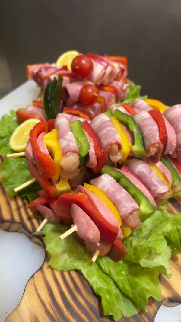 Espetadas de salchicha, queijo e bacon