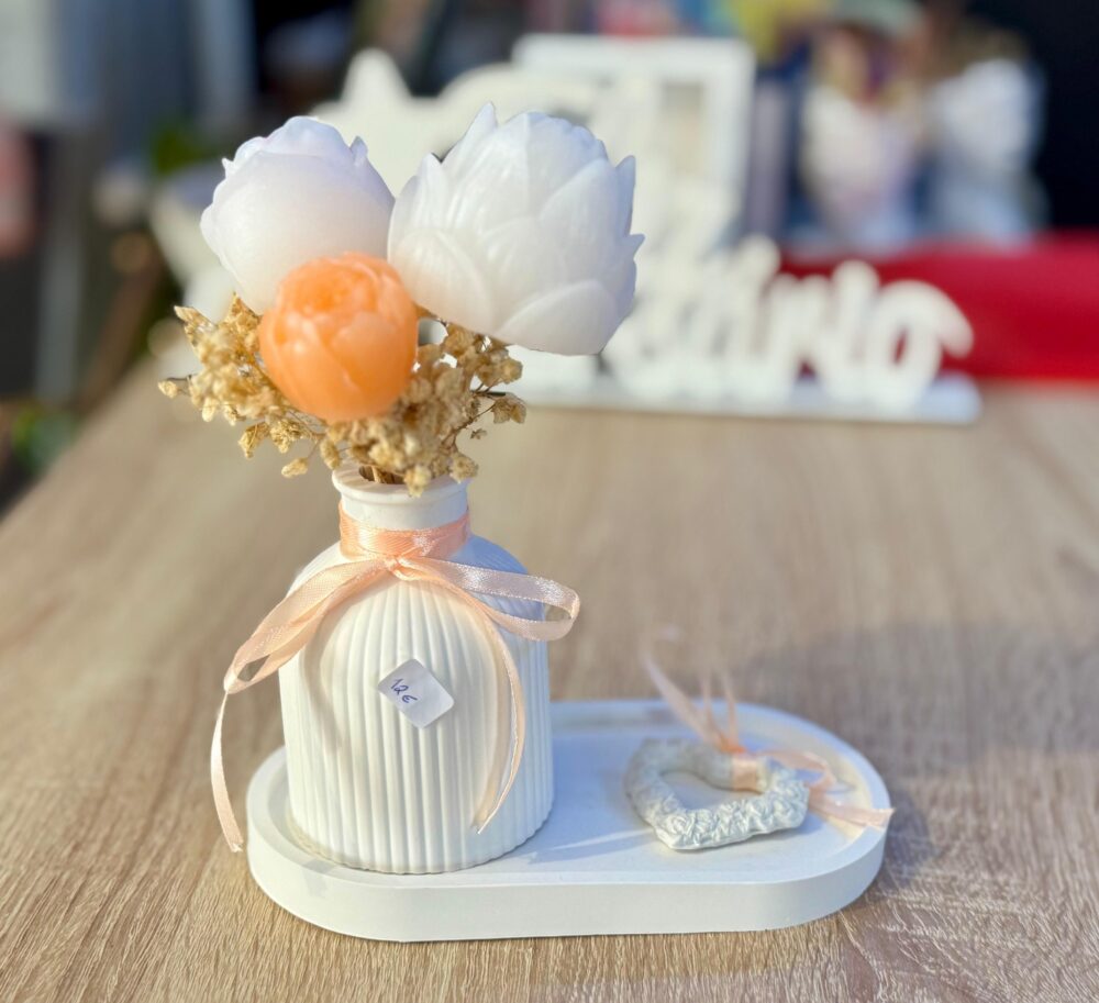 Jarra, suporte e coração em gesso com flores em cera