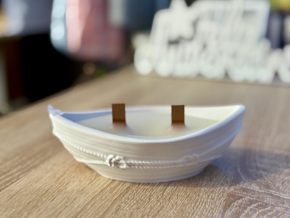 Vela em barco de gesso