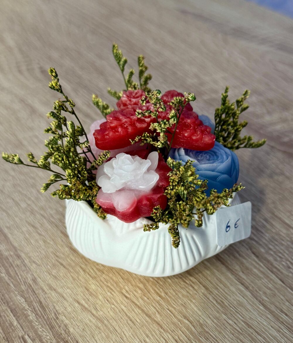 Mini vaso em gesso com flores de cera
