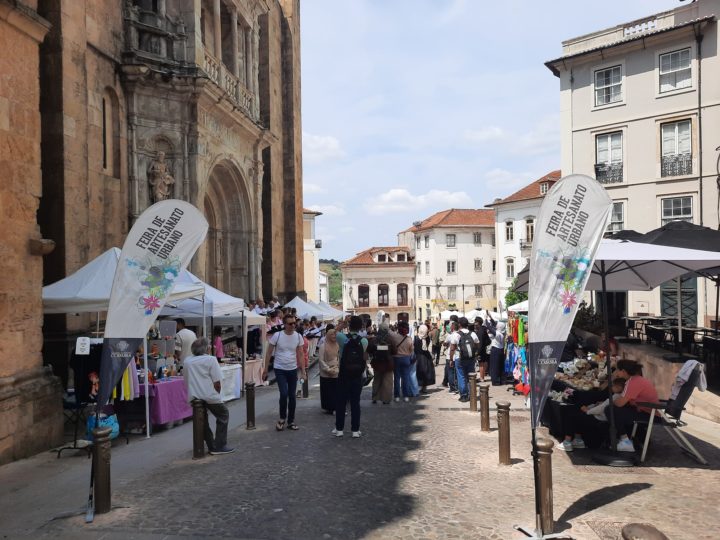 Feira de Artesanato Urbano regressa ao Largo da Sé Velha este sábado com animação musical