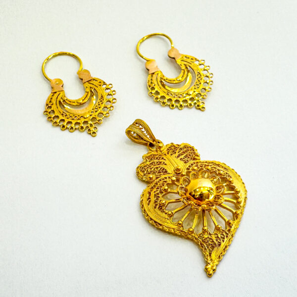 Viana heart set in filigree