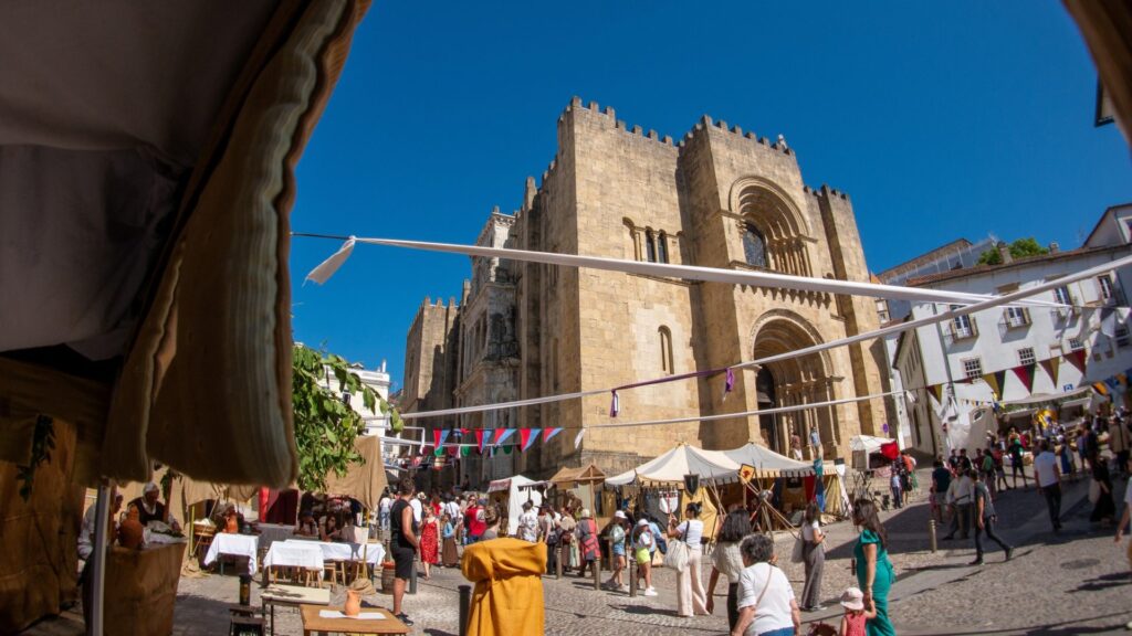 [:pt]Feira Medieval de Coimbra tem início amanhã à tarde no Largo da Sé Velha[:en]Coimbra Medieval Fair starts tomorrow afternoon at Largo da Sé Velha[:es]La Feria Medieval de Coimbra comienza mañana por la tarde en el Largo da Sé Velha[:fr]La foire médiévale de Coimbra commence demain après-midi au Largo da Sé Velha[:zh]科英布拉中世纪集市明天下午在 Largo da Sé Velha 开幕[:]