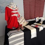 [:pt]Tecelagem de Almalaguês em exposição na montra do Welcome Centre do SHIFT[:en]Almalaguês weaving on display in the SHIFT Welcome Center window[:es]Tejido almalagués expuesto en el escaparate del Centro de Bienvenida SHIFT[:fr]Tissage d'almalaguês exposé dans la vitrine du centre d'accueil SHIFT[:zh]SHIFT 迎宾中心橱窗中展示的阿尔马拉古斯纺织品[:]