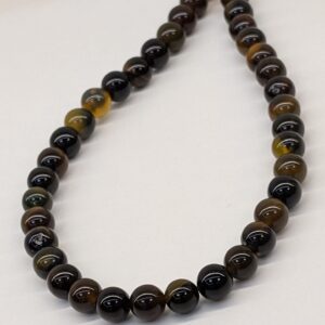 Colar em pedras castanho e aço dourado