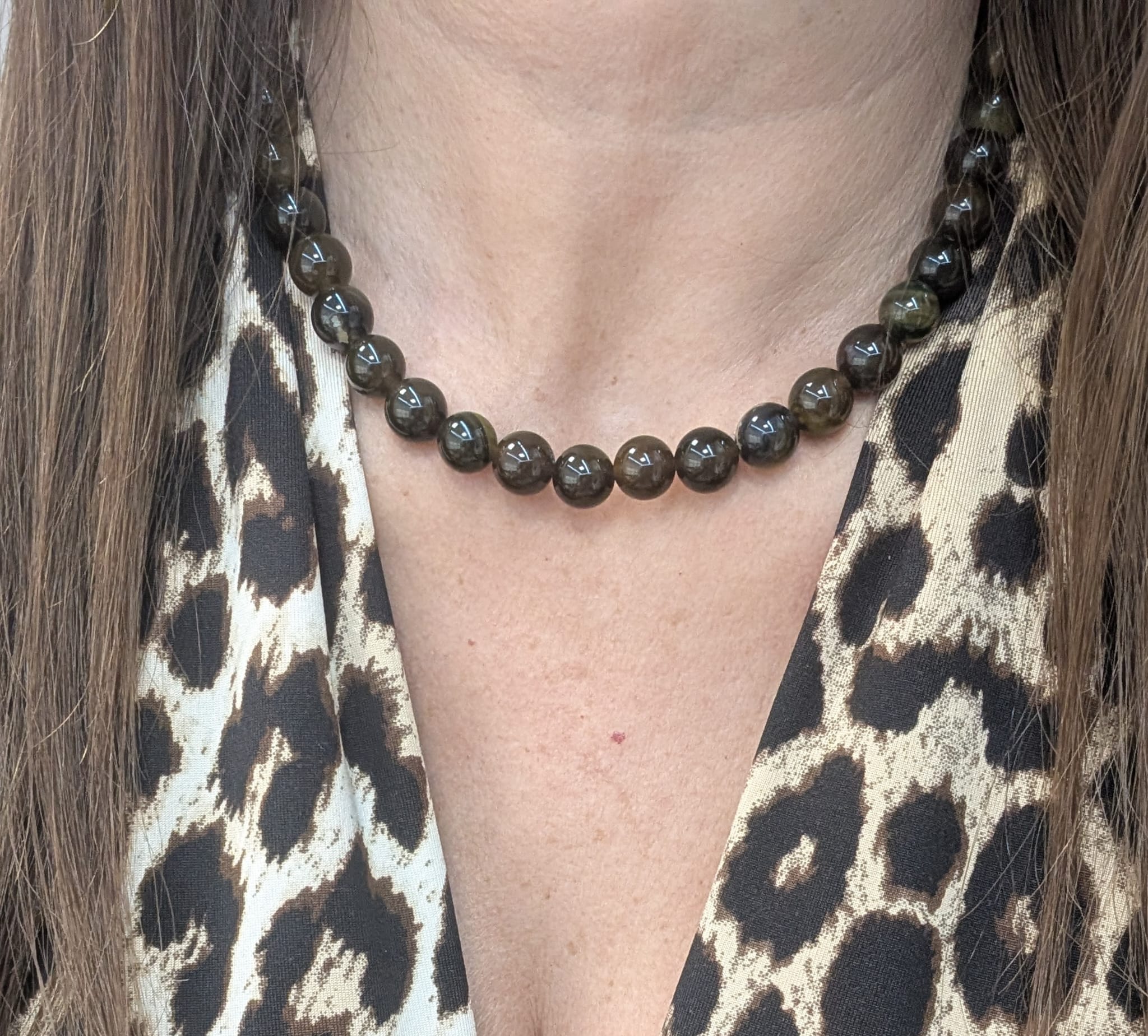 Colar em pedras castanho e aço dourado - Image 2