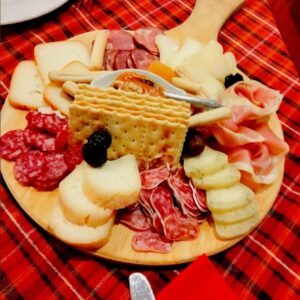 Planche de fromages et de saucisses