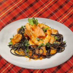 Linguini Nero com Salmão e Gambas