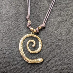 皮绳和金色吊坠