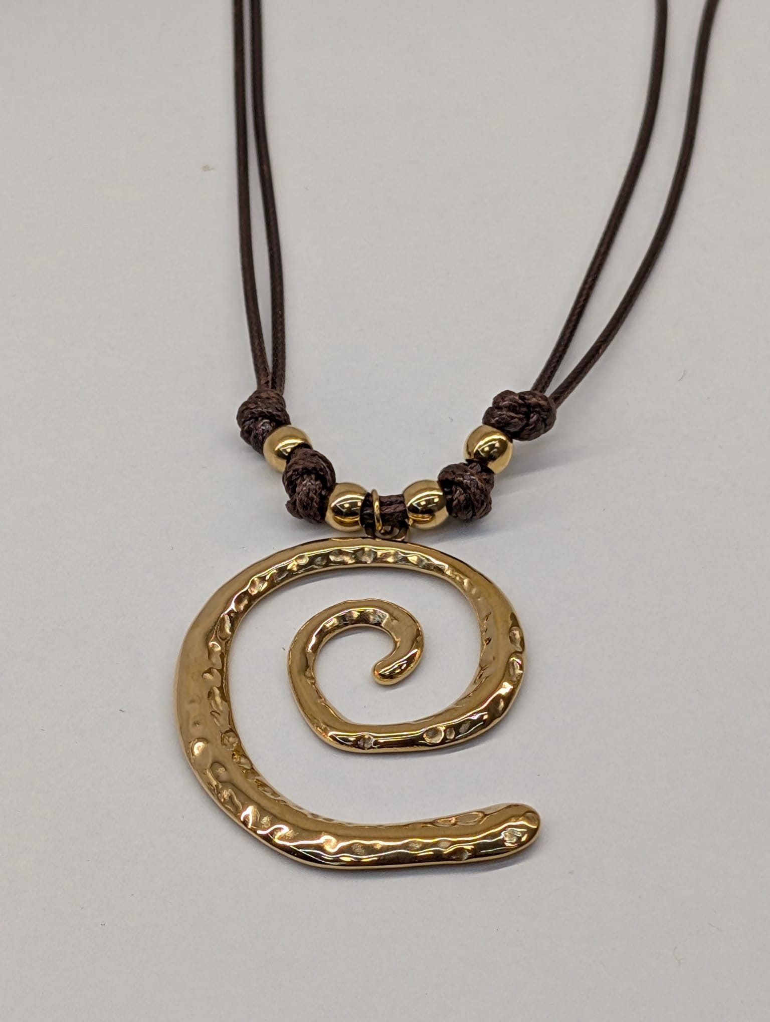 Cordon en cuir et pendentif en or – Image 2