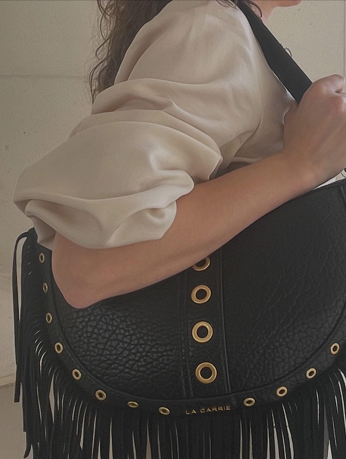 CARTEIRA PRETA COM FRANJAS LA CARRIE – Image 3