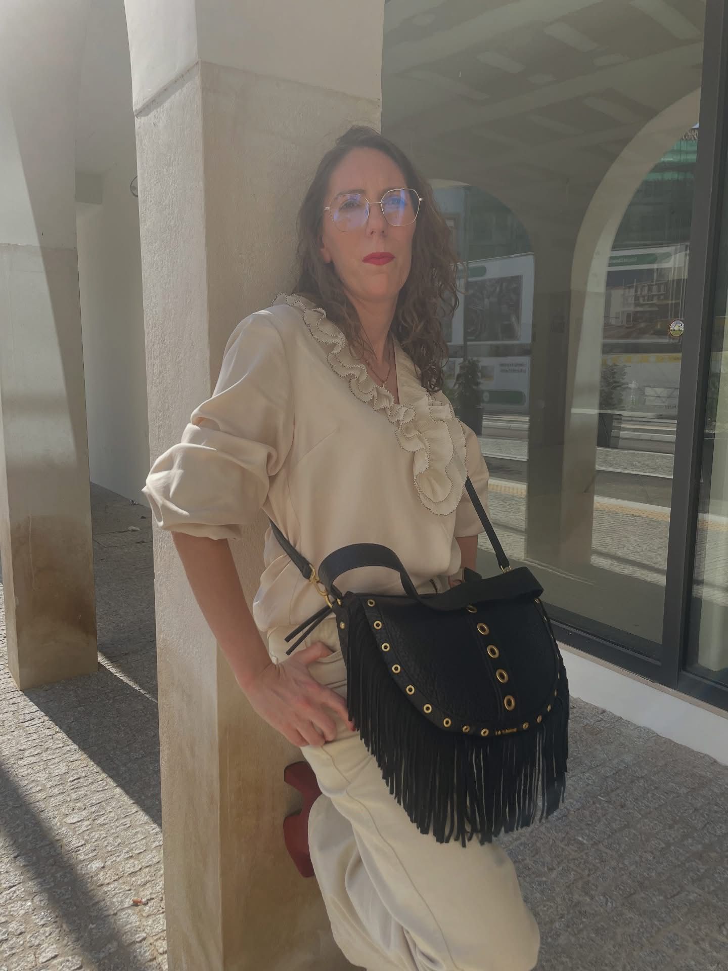 CARTEIRA PRETA COM FRANJAS LA CARRIE – Image 2