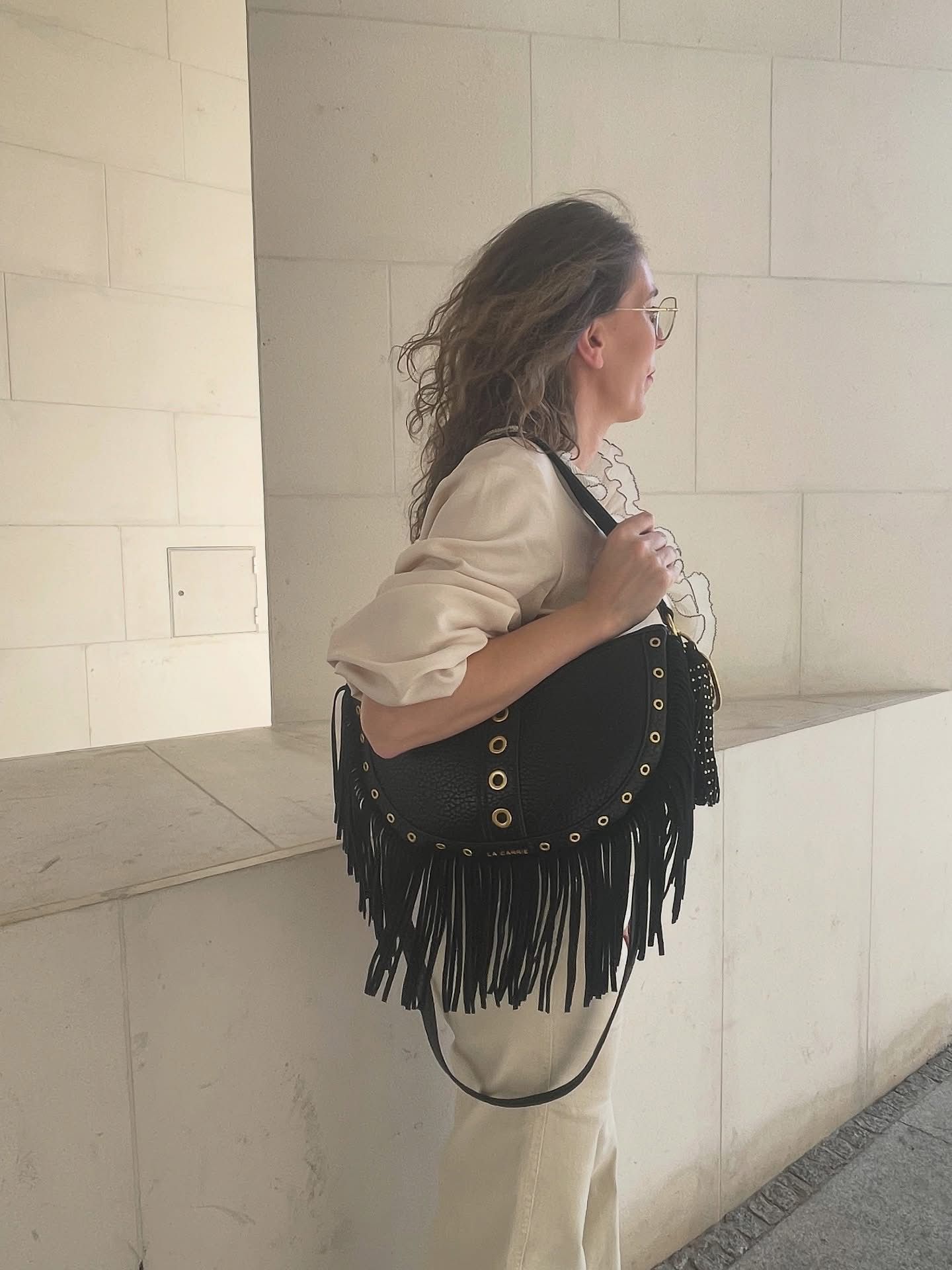 CARTEIRA PRETA COM FRANJAS LA CARRIE