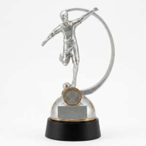 Trophée en résine représentant un footballeur, argenté et doré