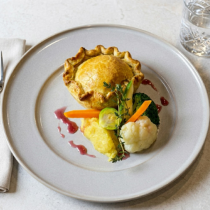 Empanada de cochinillo de la Bairrada con chutney de piña