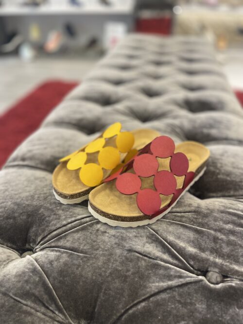 Sandália rasa em pele