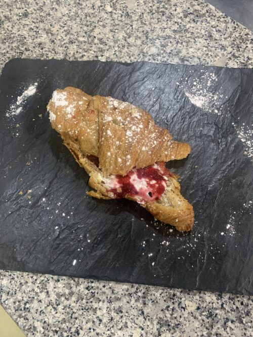 Croissant francês com queijo fresco e frutos vermelhos