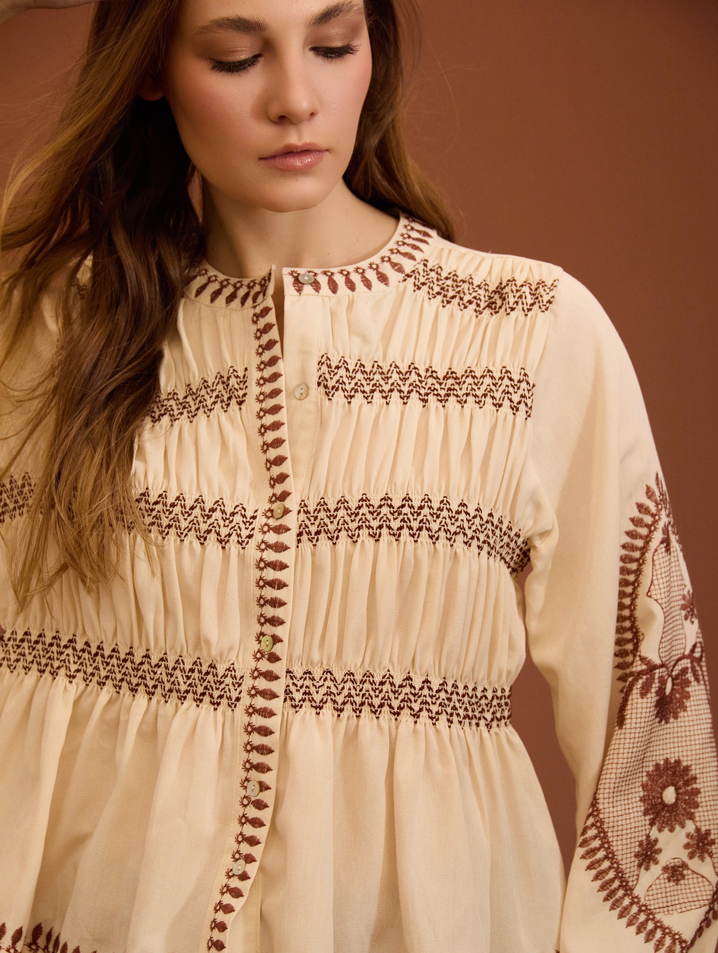 Blusa bordada Meisie - Image 2