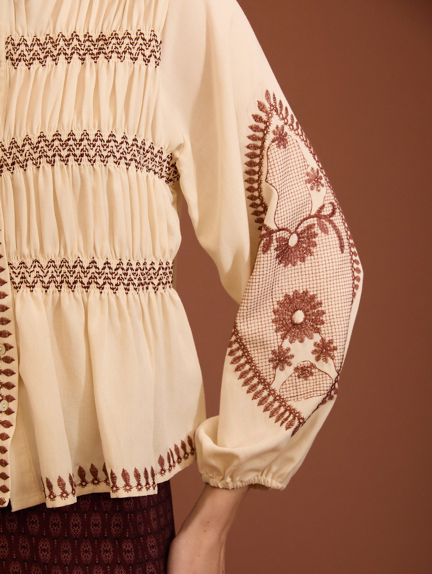 Blusa bordada Meisie - Image 3