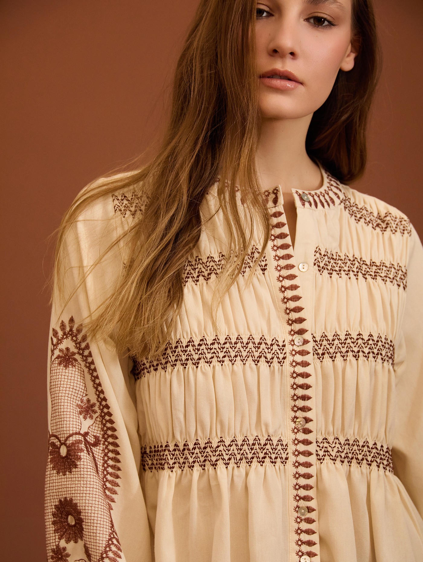 Blusa bordada Meisie - Image 4