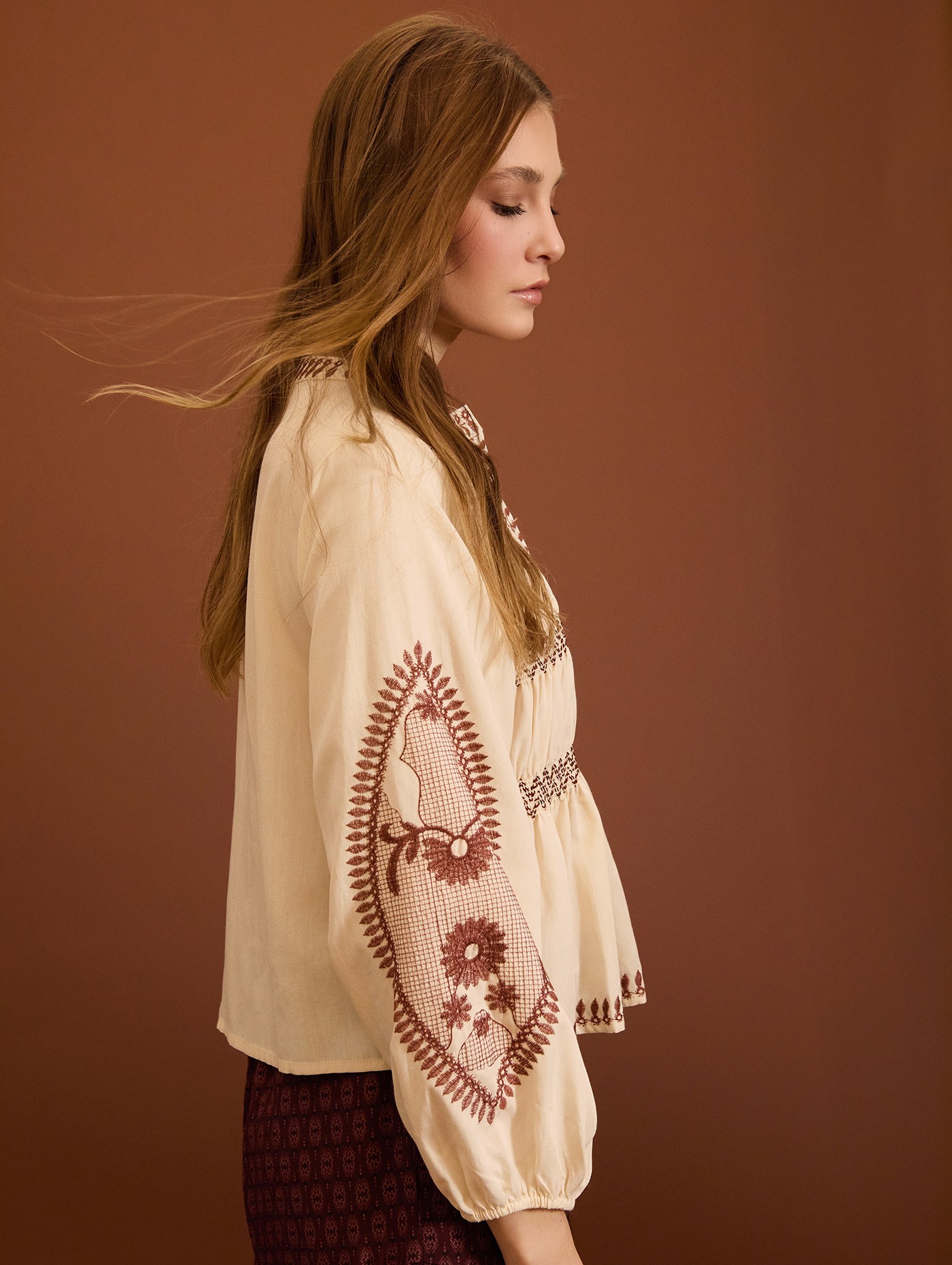 Blusa bordada Meisie - Image 5