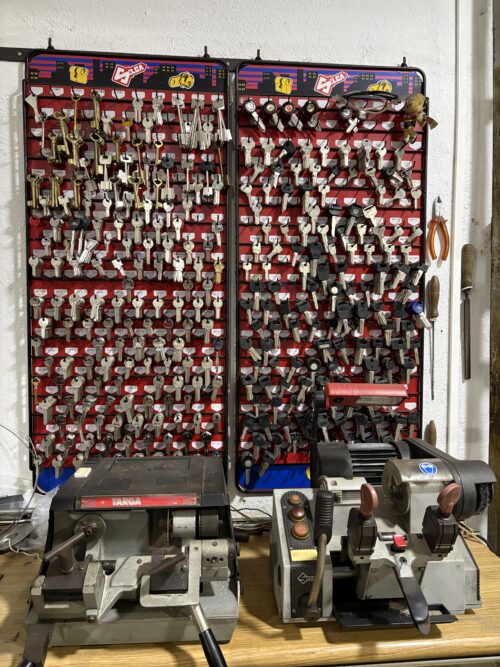 Chaves para fechaduras domésticas e auto, diversos modelos.