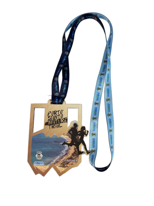 Medalha em madeira com gravação em UV com fitas personalizadas