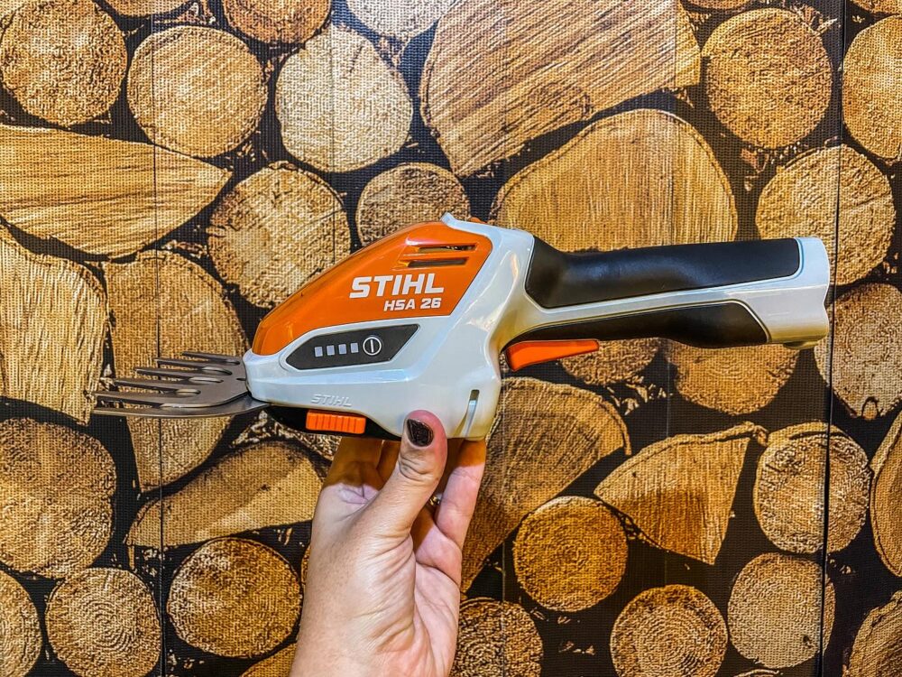 HSA 26: Mini-podadora de lâminas versátil a bateria STIHL