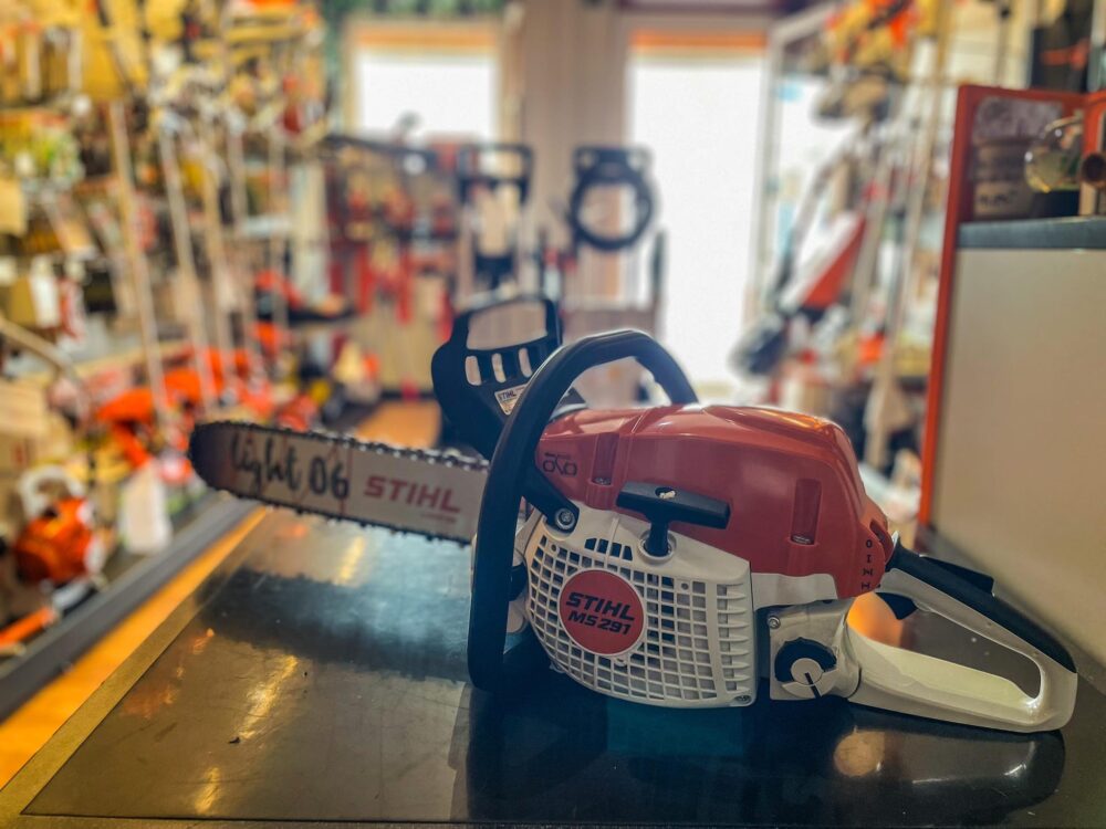 MS 291: STIHL petrol chainsaw.