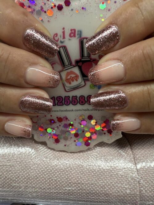 Unhas de gel com extensão em tom nude com detalhes em glitter, feitas na Patrícia Nails em Coruche.