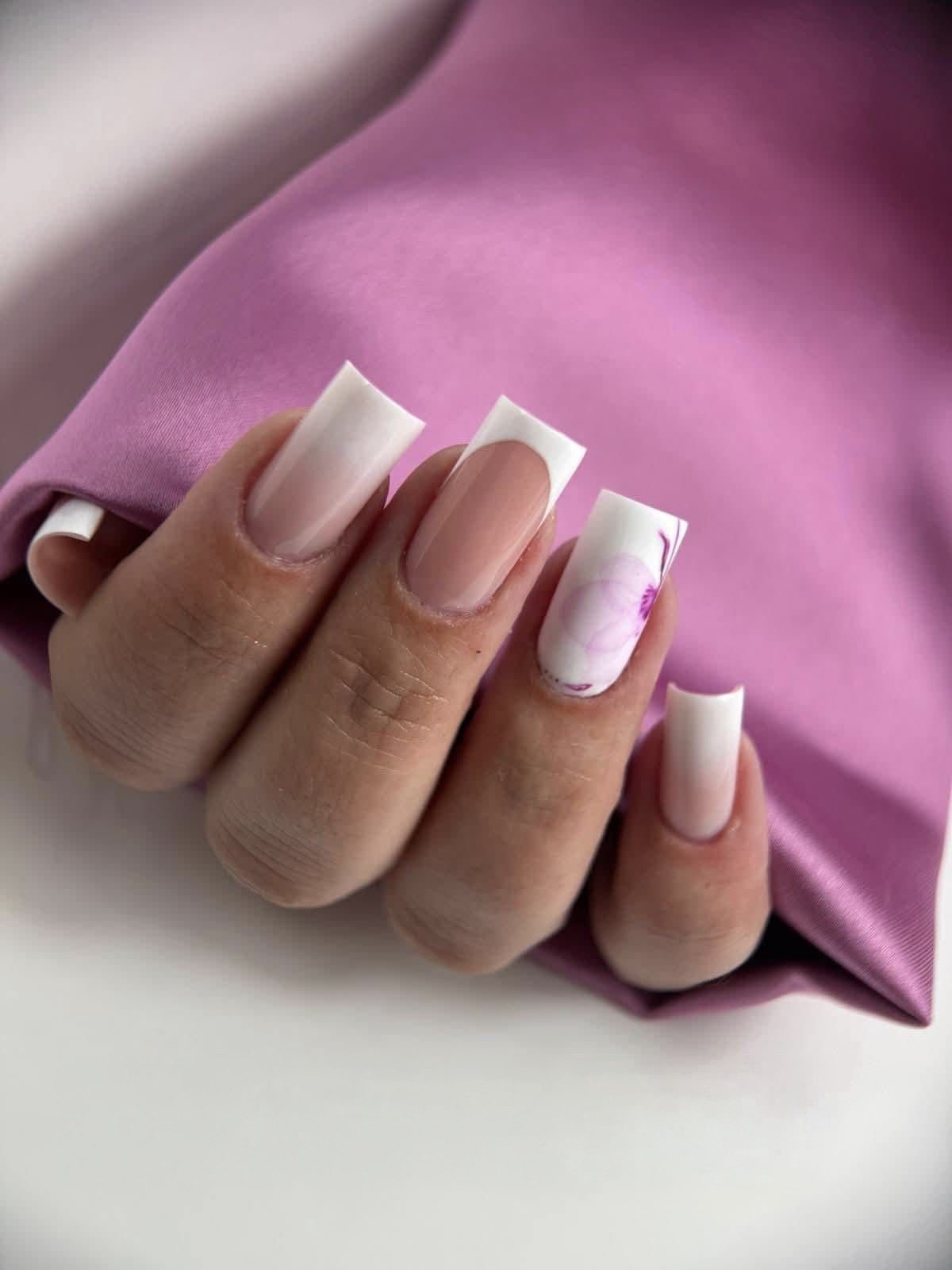 Unhas de gel com extensão, em tom branco e formato quadrado, feitas na Patrícia Nails em Coruche.