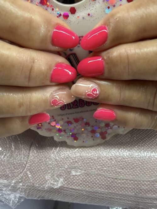 Unhas com verniz de gel em tom rosa-coral, feitas na Patrícia Nails em Coruche.