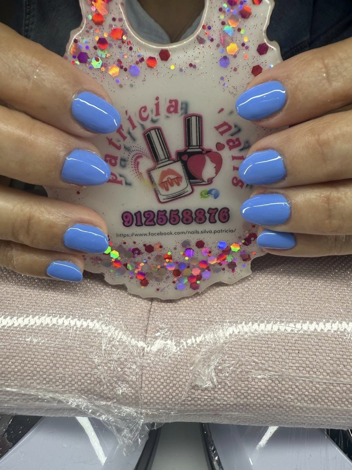Unhas com verniz de gel em tom azul, feitas na Patrícia Nails em Coruche.
