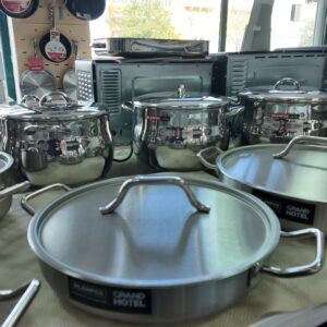 Stainless steel cookware set with lids
