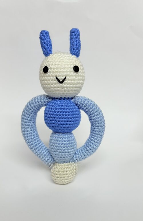 Boneco azul e branco com guizo de Amigurumi - crochê