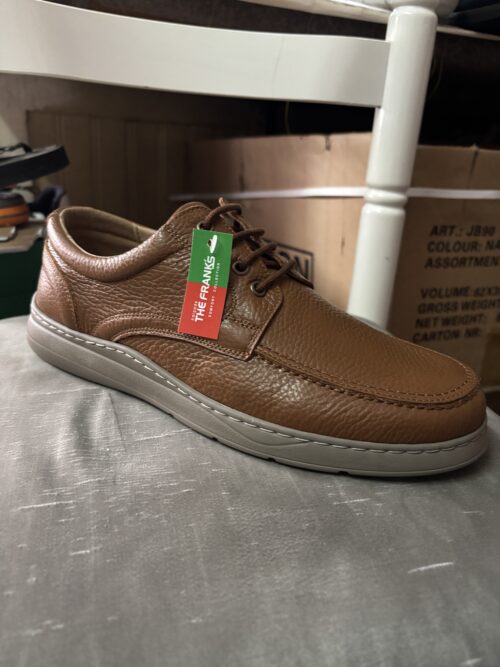 Sapatos em Pele Castanha