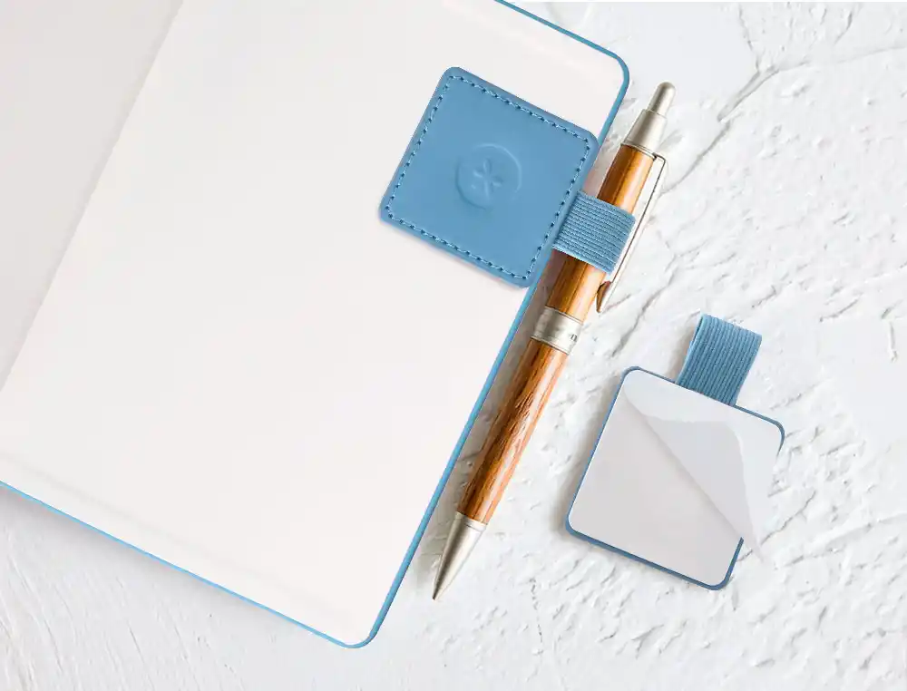 Porta esferográfica autoadesivo Antartik para caderno note com Elástico.