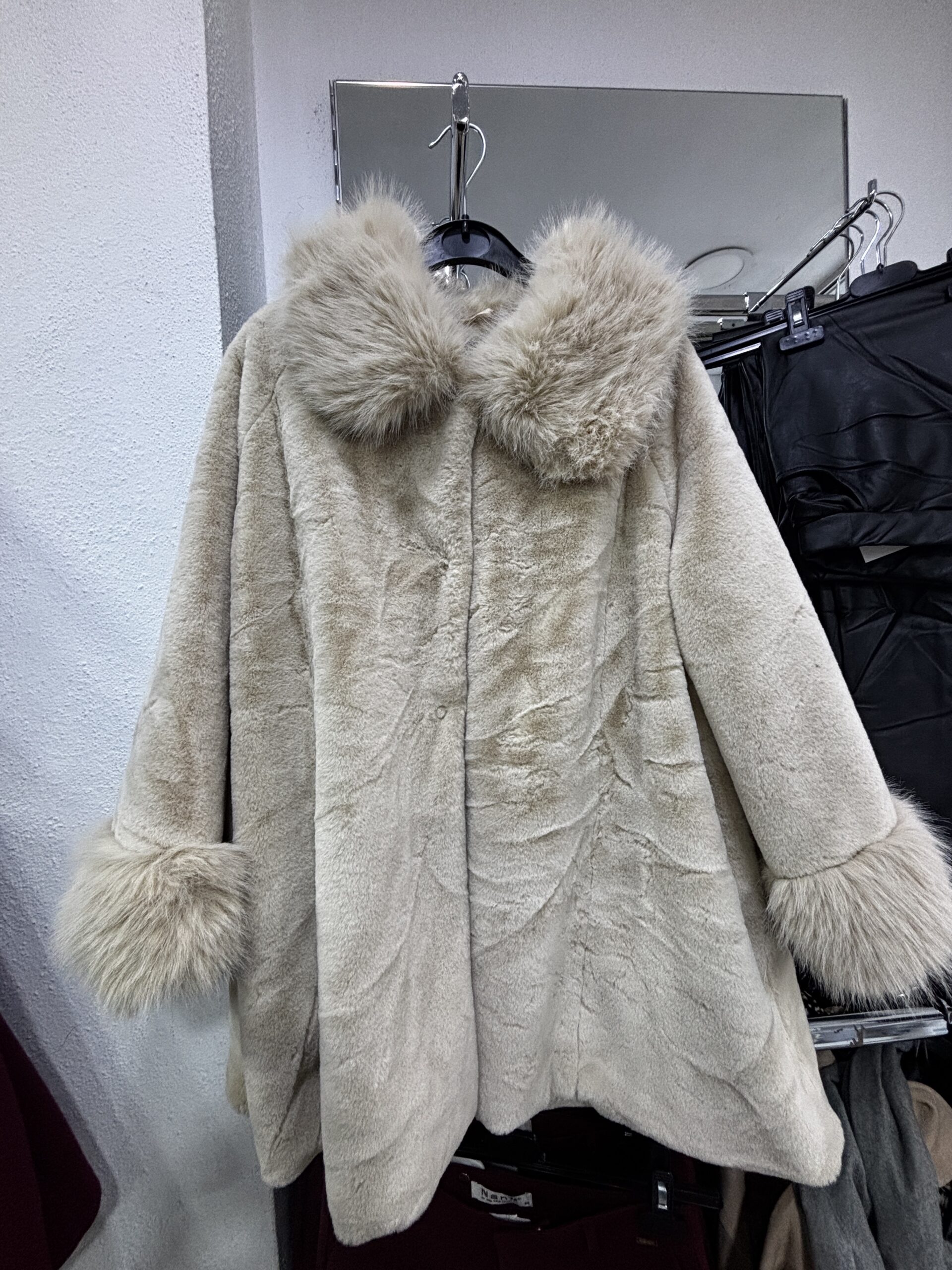 Casaco de Pelo Sintético Bege