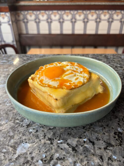 Francesinha com ovo