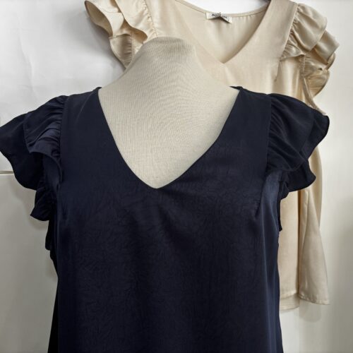 Blusa acetinada com folho