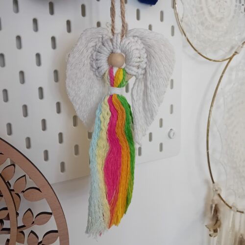 Anjo de Macramê Hati-Hati – Arco-Íris