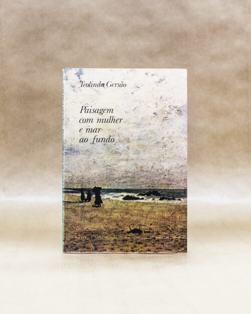 Paisagem com mulher e mar ao fundo